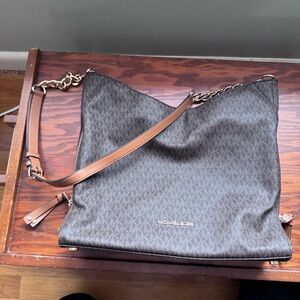 Authentic Michael Kors Devon MK Signature Large Shoulder Tote Bag in Brown